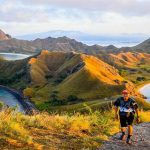 Wisatawan Menyusuri Keindahan Dunia